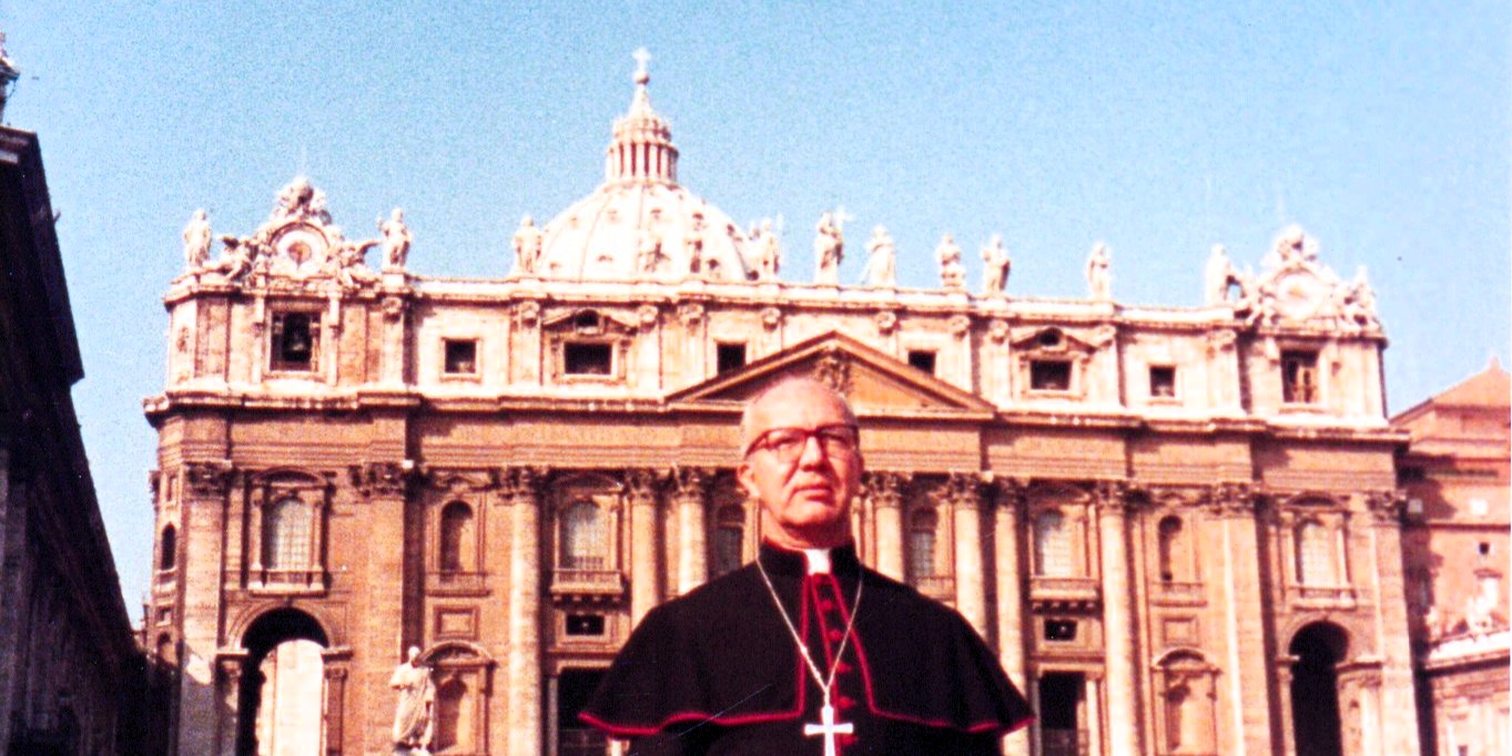 Ciudad del Vaticano, en visita a S. S. Juan Pablo II, 1984. Colección Pedro Rubiano Sáenz, Archivo Histórico Arquidiocesano. AFH PRS 01 082