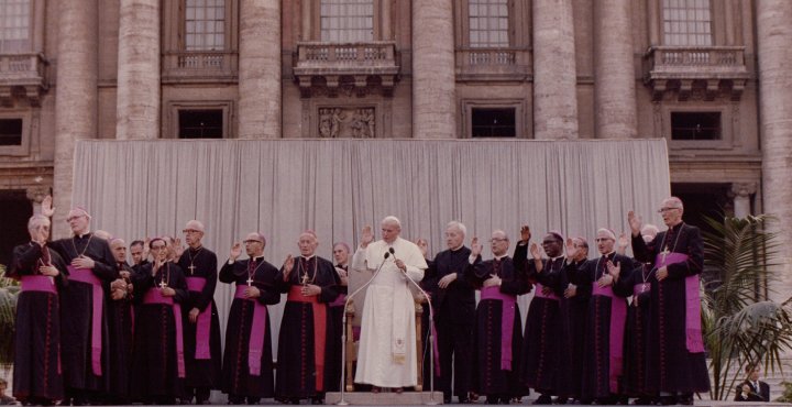 Bendición pontificia con los obispos, 1970. Colección Pedro Rubiano Sáenz, Archivo Histórico Arquidiocesano. AFH PRS 05 009.