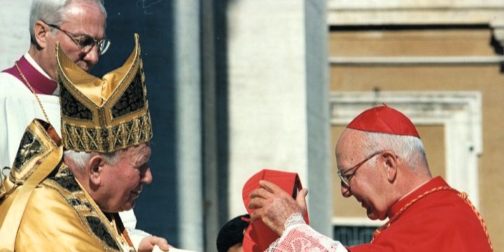 Creación de cardenal durante el consistorio del 21 de febrero de 2001, con S. S. Juan Pablo II, 2001. Colección Pedro Rubiano Sáenz, Archivo Histórico Arquidiocesano. AFH PRS 05 057