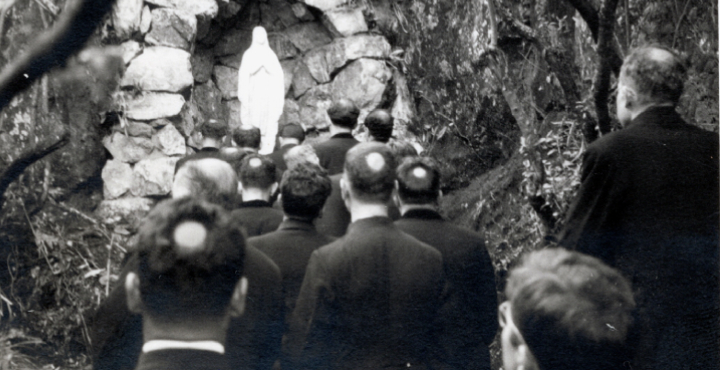 Gruta de la Virgen y seminaristas con tonsura, 1949. Colección Alfonso Henao Sáenz, Archivo Histórico Arquidiocesano, 2005. AFH LRA D01 010.