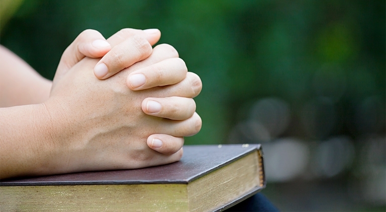 manos orando juntas